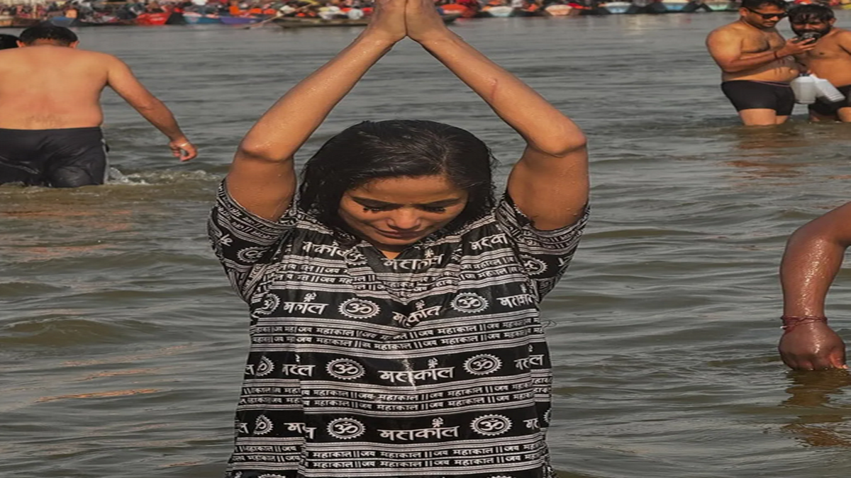 Poonam Pandey visited Maha Kumbh Mela
